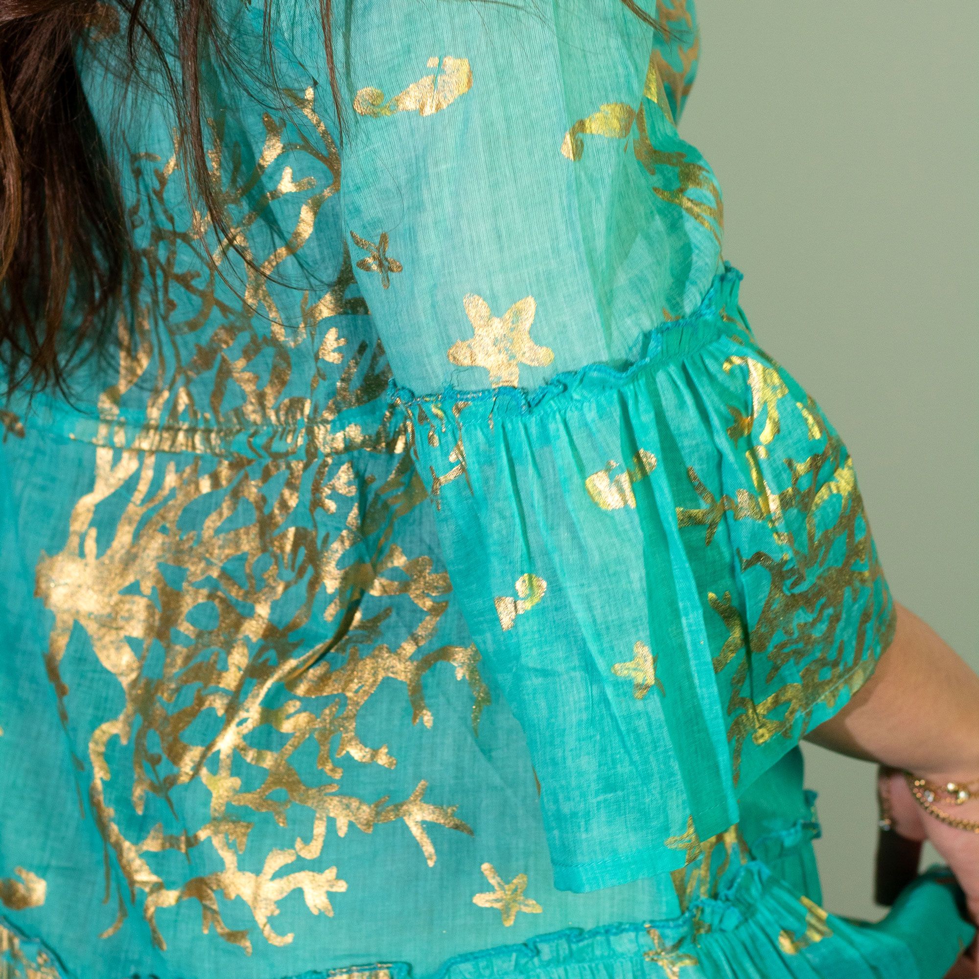 Nomad Sari En el Mediterráneo Turquesa y Dorado Estampado de Coral Vestido (M/L) - Imagen 4