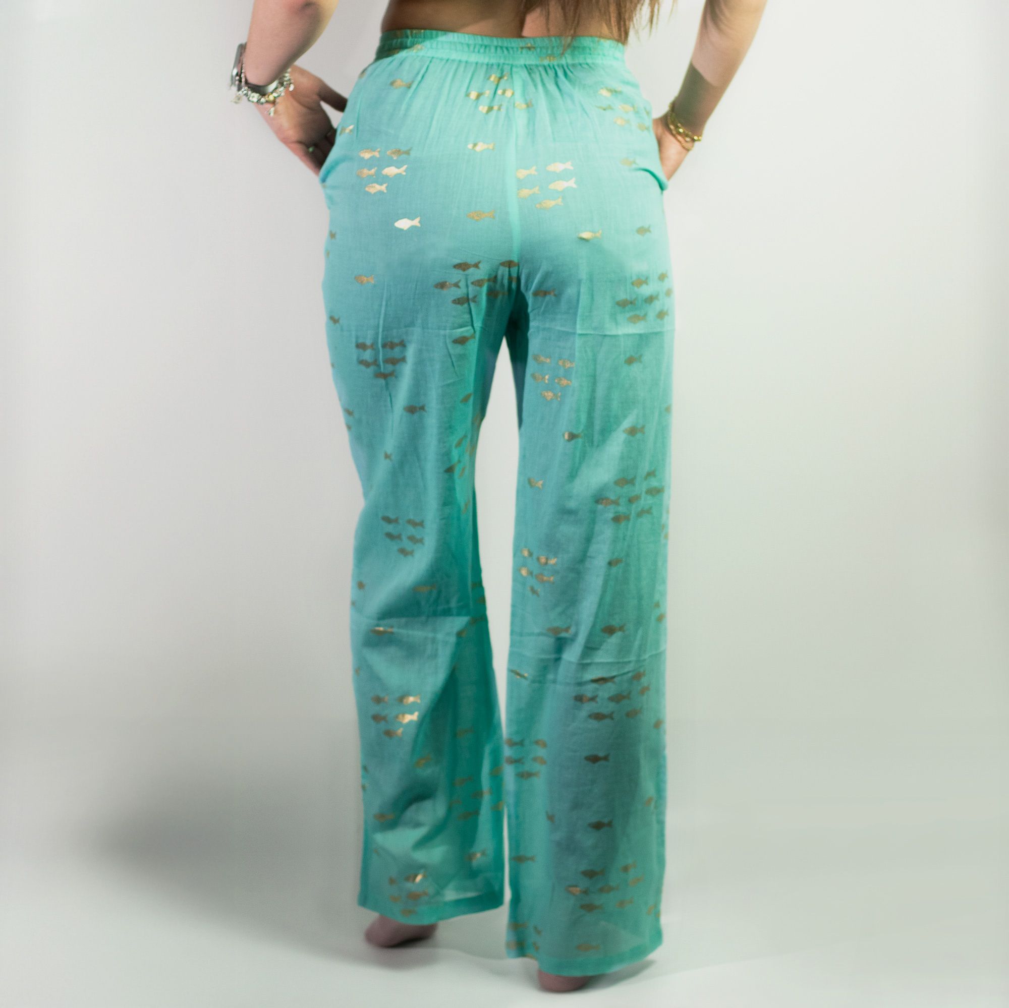 (ML) Colección Nómada Sari Mediterráneo - Pantalones - Diseño de Peces en Turquesa y Oro - Imagen 3