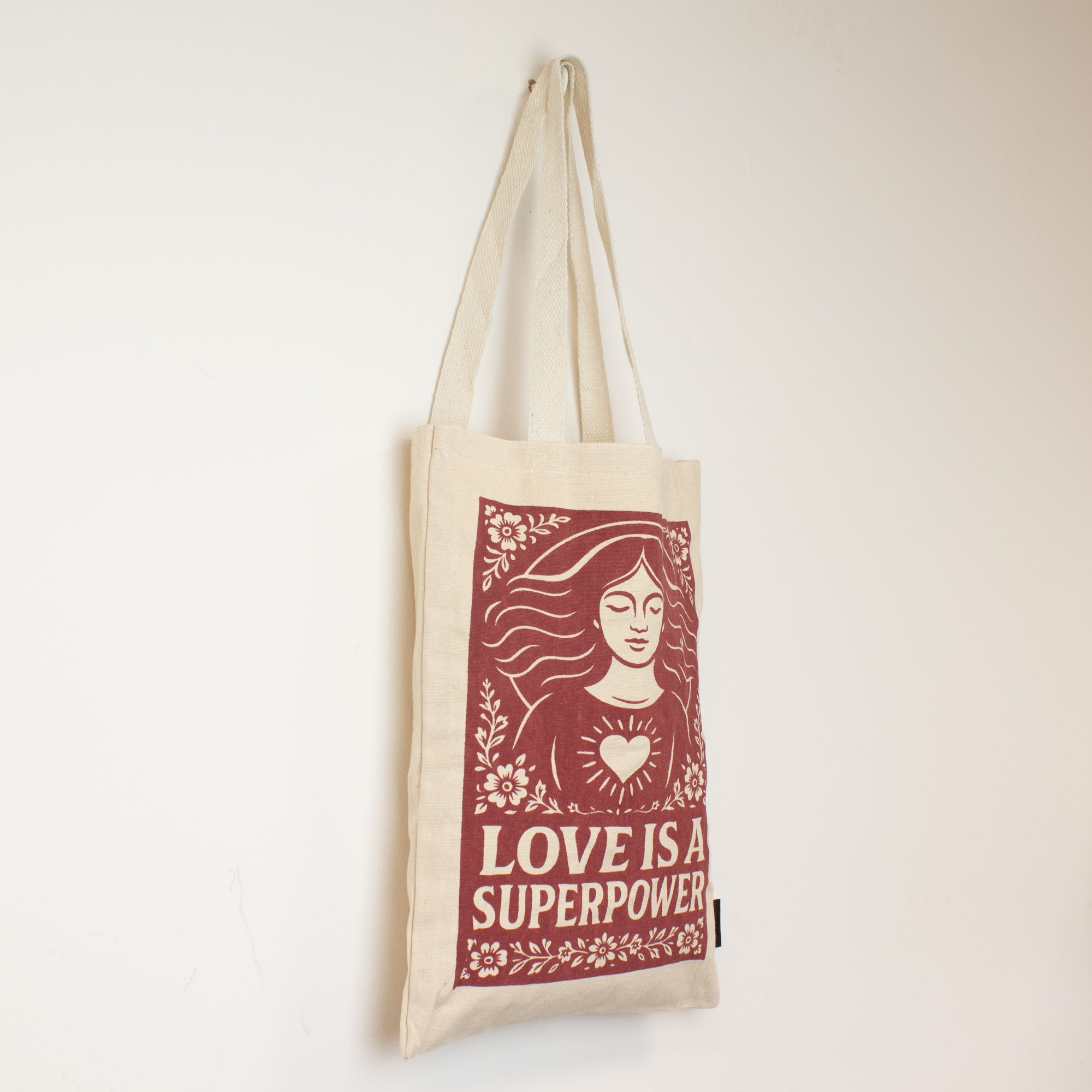 Nomad Sari Iconic Toni Tote Bag - El amor es un superpoder - Natural 10oz - Imagen 2