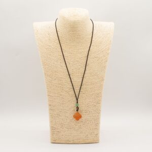 Collar de cordón Colgante de piedra preciosa - Jade rojo en forma de trébol